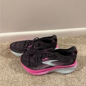 Brooks Women's Black and Pink Athletic Shoes